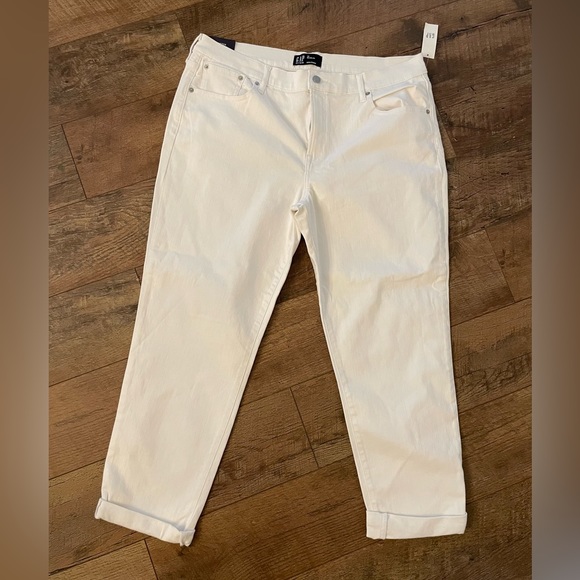 NWT! Gap Girlfiend Jean in White. Size 16/33. - Picture 2 of 12
